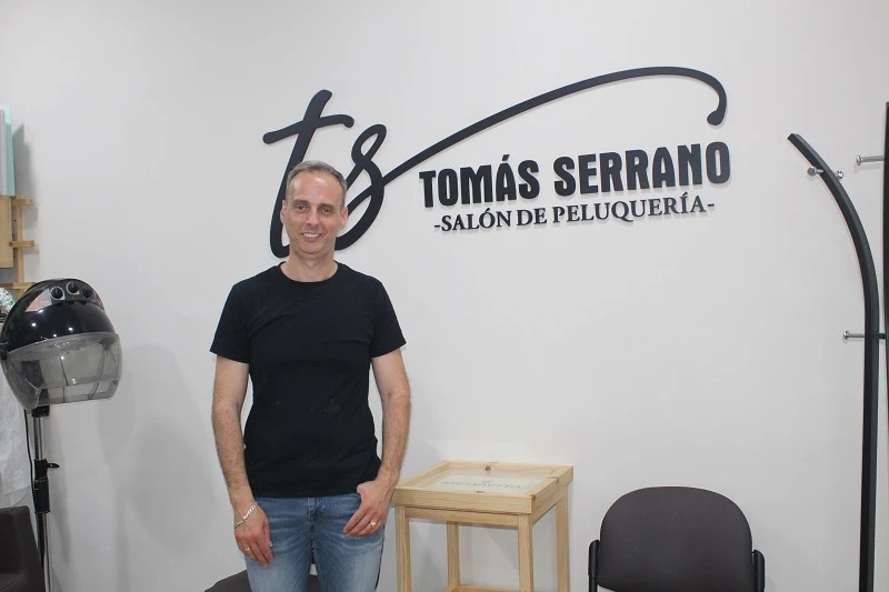 Tomás Serrano en el salón de peluquería